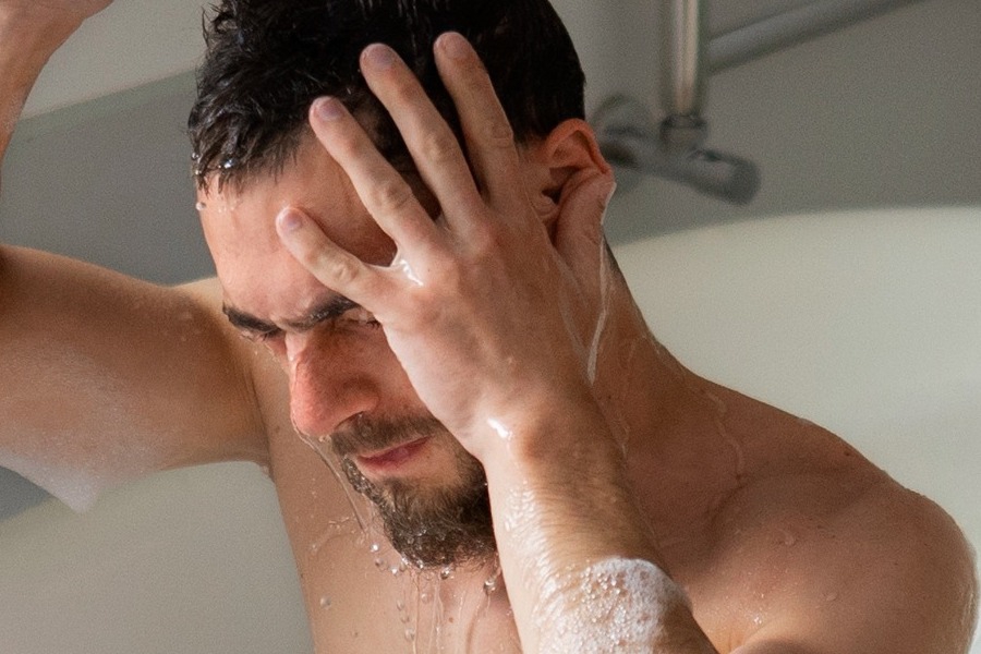 Πόσο συχνά πρέπει τελικά να κάνουμε μπάνιο όσο μεγαλώνουμε;