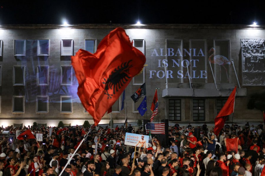 Μεγαλώνει η «επανάσταση των φλαμίνγκο» στην Αλβανία: Δεκάδες χιλιάδες στους δρόμους των Τιράνων ενάντια στην επένδυση Κούσνερ - Η μεγαλύτερη κινητοποίηση των τελευταίων εβδομάδων συγκέντρωσε δεκάδες χιλιάδες πολίτες, που αντιδρούν στην κατασκευή πολυτελούς τουριστικού συγκροτήμ