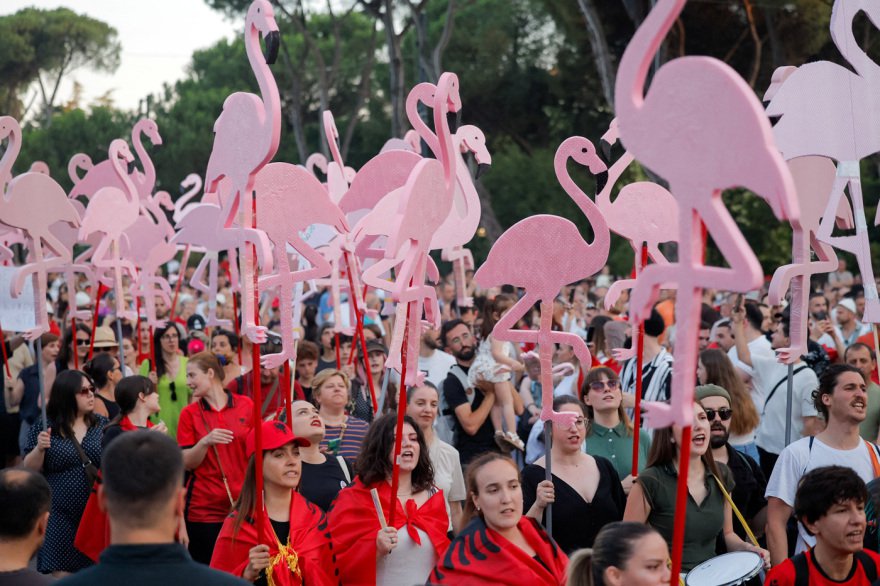 Μεγαλώνει η «επανάσταση των φλαμίνγκο» στην Αλβανία: Δεκάδες χιλιάδες στους δρόμους των Τιράνων ενάντια στην επένδυση Κούσνερ