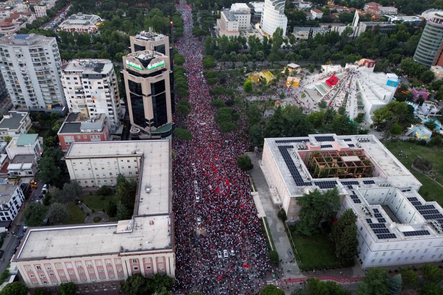 Μεγαλώνει η «επανάσταση των φλαμίνγκο» στην Αλβανία: Δεκάδες χιλιάδες στους δρόμους των Τιράνων ενάντια στην επένδυση Κούσνερ