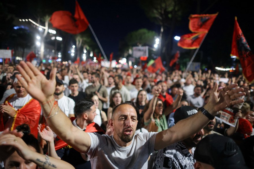 Μεγαλώνει η «επανάσταση των φλαμίνγκο» στην Αλβανία: Δεκάδες χιλιάδες στους δρόμους των Τιράνων ενάντια στην επένδυση Κούσνερ