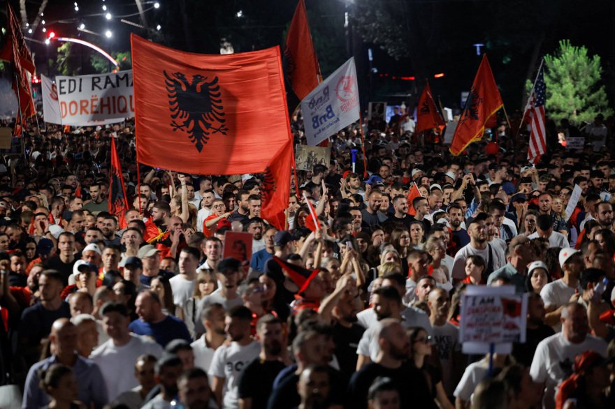 Μεγαλώνει η «επανάσταση των φλαμίνγκο» στην Αλβανία: Δεκάδες χιλιάδες στους δρόμους των Τιράνων ενάντια στην επένδυση Κούσνερ