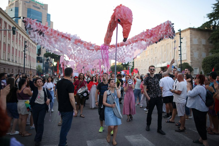 Μεγαλώνει η «επανάσταση των φλαμίνγκο» στην Αλβανία: Δεκάδες χιλιάδες στους δρόμους των Τιράνων ενάντια στην επένδυση Κούσνερ