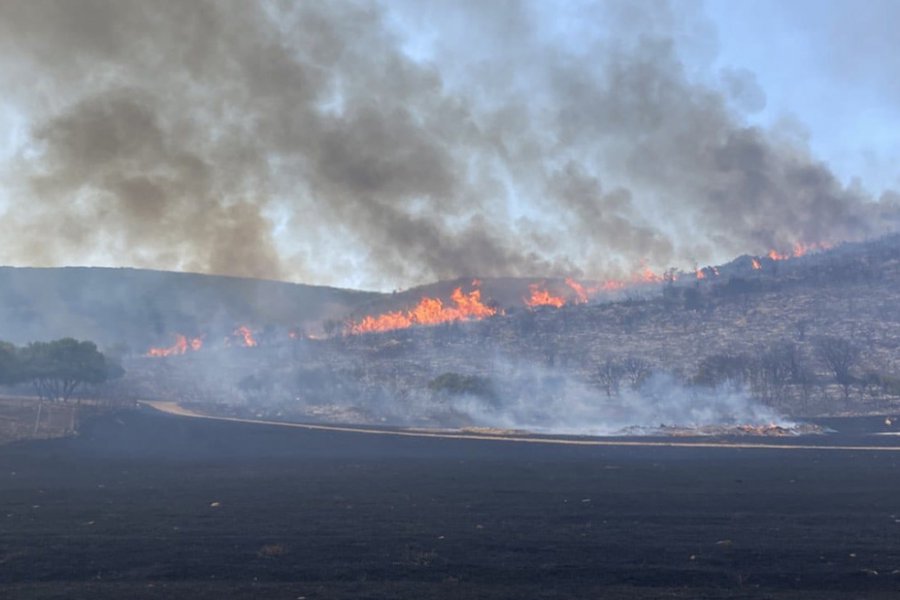 Μεγάλη φωτιά στο Καλαπόδι Φθιώτιδας: 112 για εκκένωση του οικισμού Σφάκα, ενισχύονται συνεχώς οι δυνάμεις - Ισχυροί άνεμοι πνέουν στην περιοχή - Κινητοποιήθηκαν 110 πυροσβέστες με 25 οχήματα, 4 ομάδες πεζοπόρων της 4ης ΕΜΟΔΕ, 9 αεροσκάφη και 3 ελικόπτερα, εκ