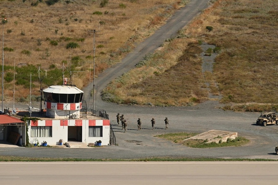 Προσήχθη Ιρακινός στα Μέγαρα: Πολίτης κατήγγειλε ότι τον είδε να βιντεοσκοπεί έξω από τη στρατιωτική βάση - Τι βρέθηκε στο κινητό του