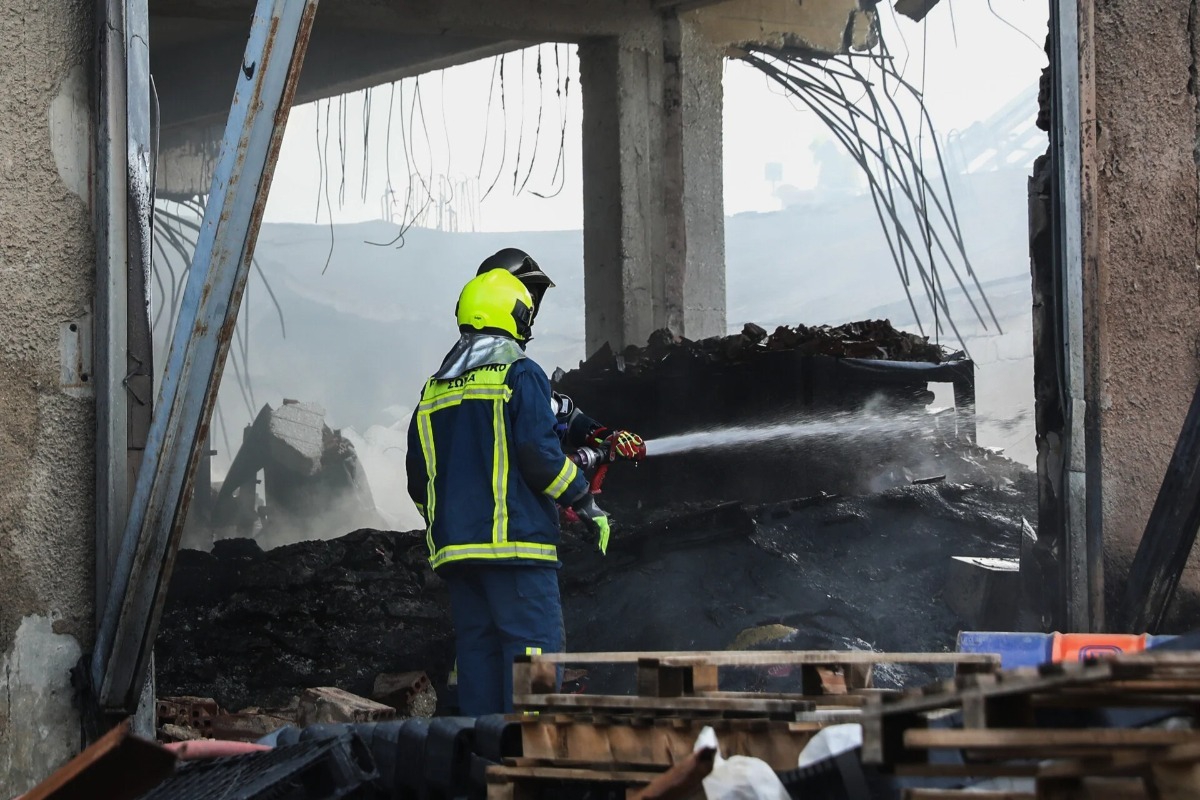 Φωτιά στο Μενίδι: Καταστράφηκε ολοσχερώς το εργοστάσιο ‑ Ζημιές και σε διπλανά κτίρια