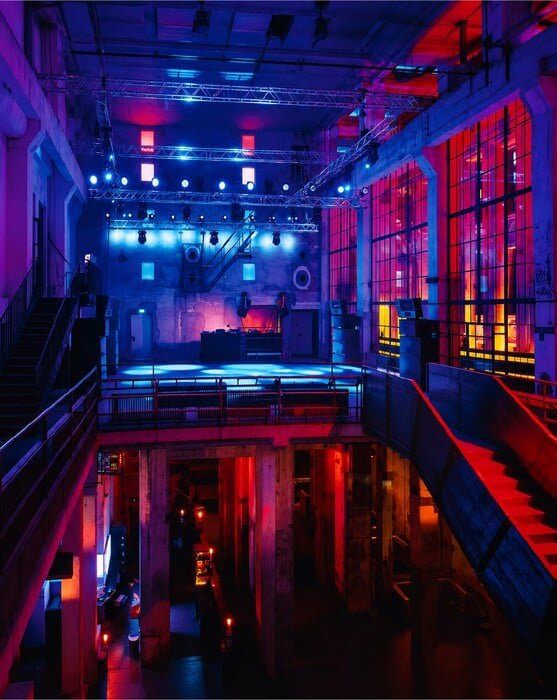 Μέσα στο Berghain: Οι σπάνιες φωτογραφίες από το κλαμπ που απαγορεύει τις φωτογραφίες