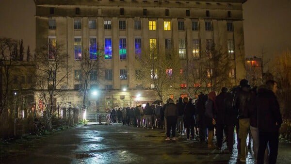 Μέσα στο Berghain: Οι σπάνιες φωτογραφίες από το κλαμπ που απαγορεύει τις φωτογραφίες