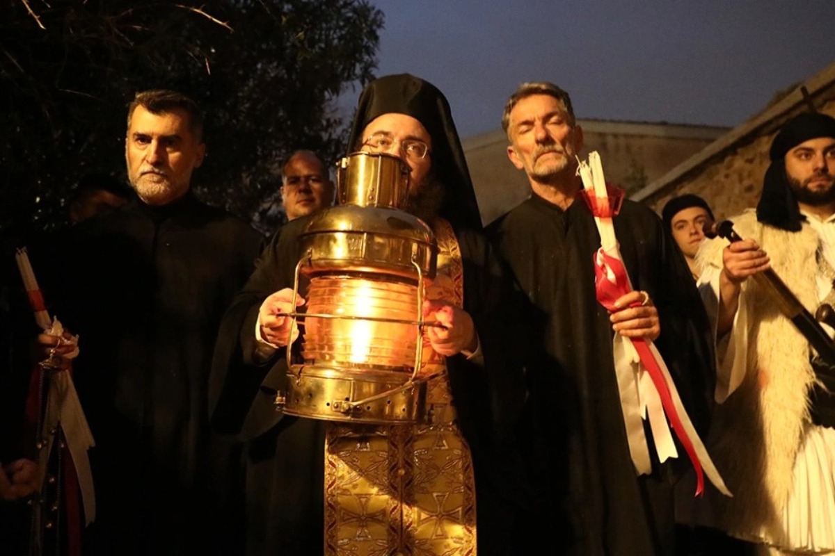 Το Αγιο Φως έφτασε στην Ελλάδα – Ποια είναι η πρώτη στάση και πώς θα διανεμηθεί