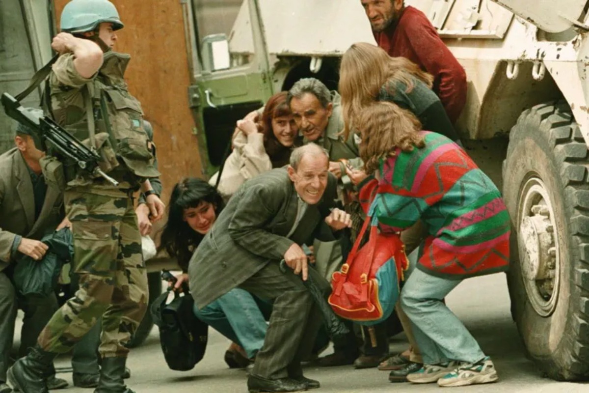Η φρίκη του Σαράγεβο: Ανθρώπινο σαφάρι με πλούσιους να πυροβολούν όμορφες γυναίκες και παιδιά για ευχαρίστηση