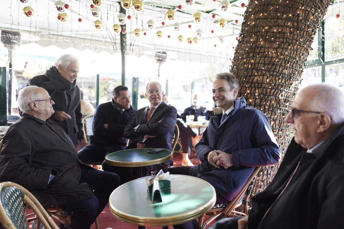 Πρωτοχρονιάτικος πολιτικός καφές Μητσοτάκη‑Τασούλα στο Κολωνάκι – Με ευχές και συνομιλίες με πολίτες ξεκίνησε το 2026