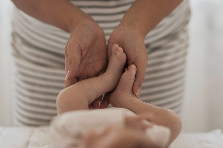 «Νταντάδες της γειτονιάς»: Aνοίγει η πλατφόρμα για γονείς ‑ Πώς θα γίνουν οι αιτήσεις