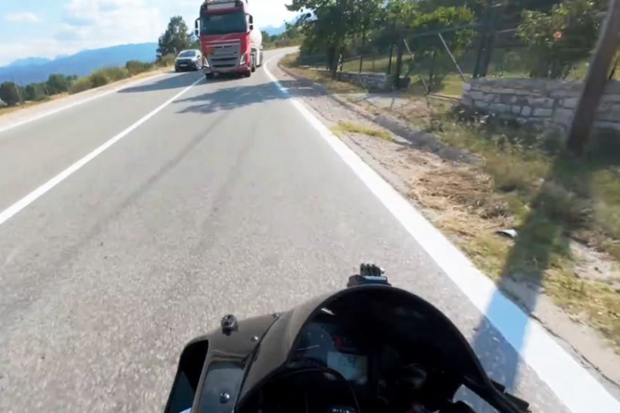 Μοτοσικλετιστής αφηγείται πώς απέφυγε τη μετωπική με βυτιοφόρο: «Κρίμα να πεθάνω στα 25» - Ο 25χρονος Νίκος λέει πως τη γλύτωσε την τελευταία στιγμή - Εντοπίστηκε στη Θεσσαλονίκη ο οδηγός του βυτιοφόρου - Δικογραφία για επικίνδυνη οδήγηση βά