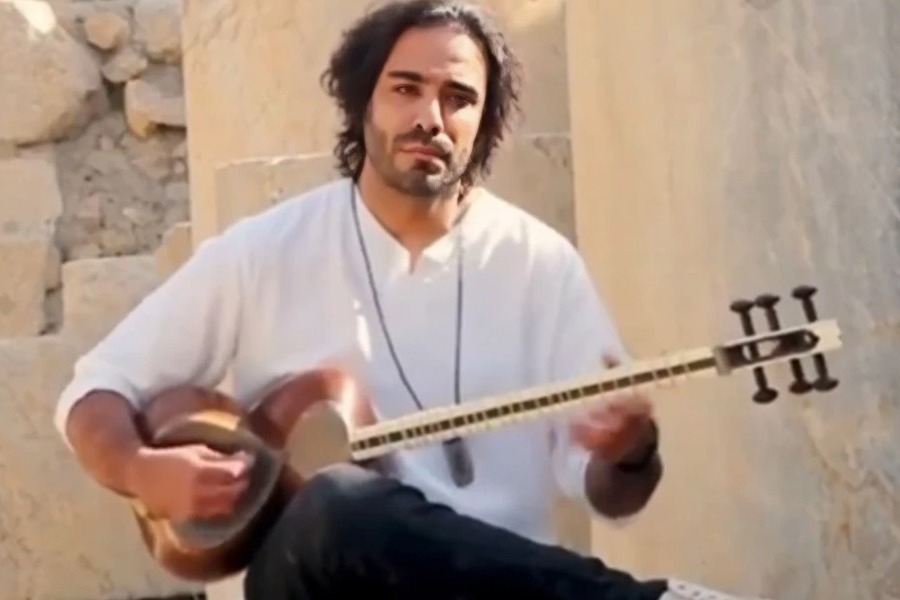 Μουσικός έχει κατασκηνώσει έξω από εργοστάσιο παραγωγής ενέργειας του Ιράν για να αποτρέψει επίθεση από τις ΗΠΑ - Έκκληση και σε άλλους καλλιτέχνες