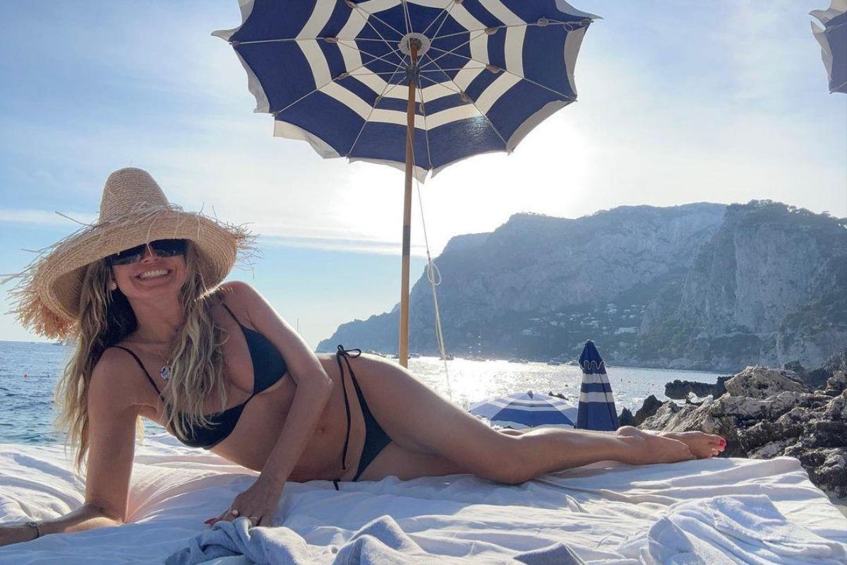 Με μπικίνι στη βεράντα ξενοδοχείου πόζαρε η Χάιντι Κλουμ ‑ Δείτε το βίντεο