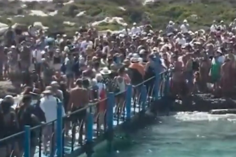Μπάλος: Η παραλία που «βουλιάζει» από τουρίστες – Αντιδράσεις στα social media - Εικόνες ασφυκτικού συνωστισμού στον Μπάλο προκαλούν αντιδράσεις - Τι αναφέρει το ρεπορτάζ του Independent