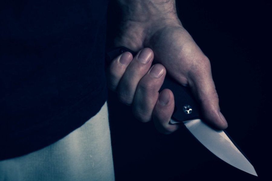 Νέα τροπή στο επεισόδιο στη Θεσσαλονίκη: Η 25χρονη επιτέθηκε πρώτη με μαχαίρι εναντίον του 31χρονου για να του κλέψει το ρολόι - Η νεαρή επιχείρησε να του επιτεθεί με μαχαίρι, το οποίο ο 31χρονος απέσπασε από την κατοχή της και στη συνέχεια την τραυμάτισε