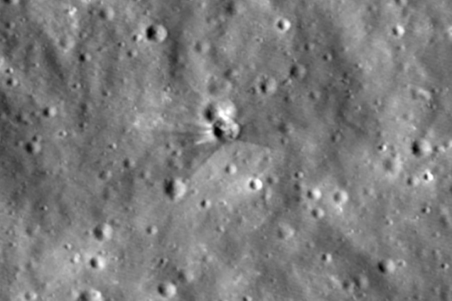 Νέες εικόνες από τη NASA: Ο κρατήρας που άφησε πύραυλος της SpaceX στη Σελήνη - Το Lunar Reconnaissance Orbiter κατέγραψε με ακρίβεια το σημείο πρόσκρουσης του Falcon, μια εβδομάδα μετά τη σύγκρουσή του με τη σεληνιακή επιφάνεια μ