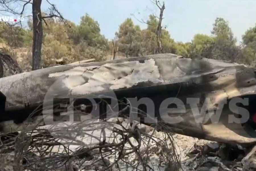 Νέες εικόνες από το σημείο της συντριβής των ελικοπτέρων στη φωτιά της Δυτικής Αττικής, δείτε βίντεο - Το φωτογραφικό υλικό αποτυπώνει τις στιγμές μετά τη συντριβή του ελικοπτέρου από το οποίο διασώθηκαν ο Βρετανός πιλότος και ο Έλληνας σύνδεσμος-μεταφρ