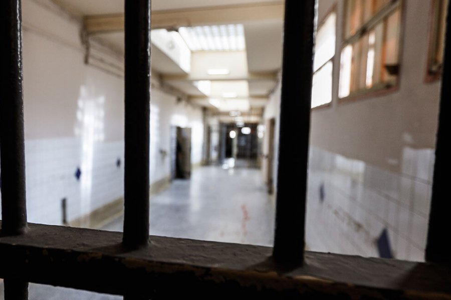 Νεκρή πριν τη δίκη της η 34χρονη που πέταξε το μωρό στα σκουπίδια στην Κρήτη - Η γυναίκα κάποια στιγμή μέσα στη νύχτα σηκώθηκε να πάει τουαλέτα, επέστρεψε ξανά στο κρεβάτι και το πρωί δεν σηκώθηκε