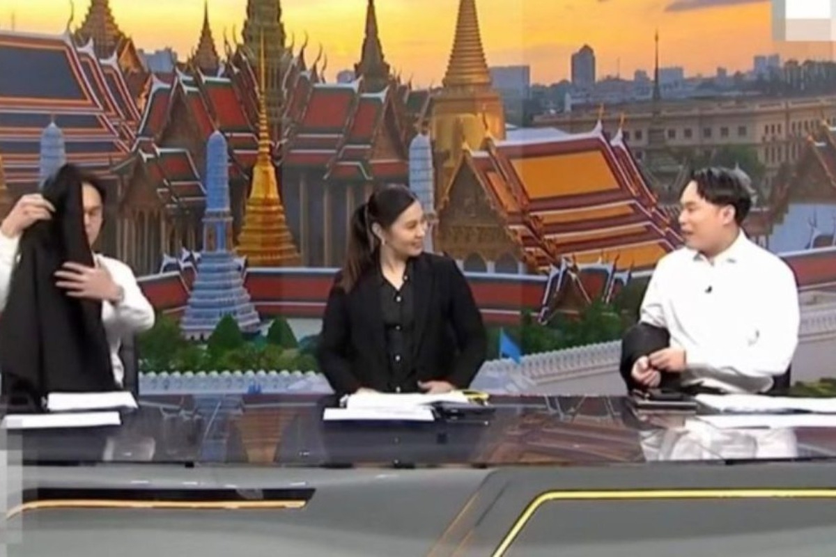 Ταϊλάνδη: Παρουσιαστές γδύθηκαν στον αέρα ακολουθώντας τις οδηγίες της κυβέρνησης για τον καύσωνα - Οι παρουσιαστές του ενημερωτικού μαγκαζίνο, άρχισαν να γδύνονται στον αέρα και όπως γίνεται εύκολα κατανοητό, το βίντεο έγινε viral