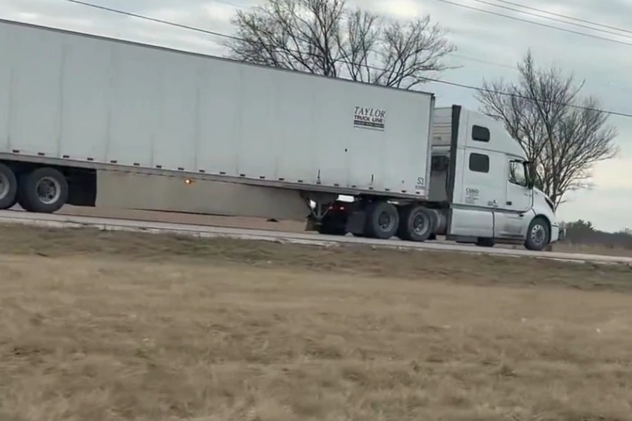 Βίντεο δείχνει φορτηγατζή να οδηγεί ανάποδα σε αυτοκινητόδρομο - Δεν μπορούσε να διαβάσει τις πινακίδες