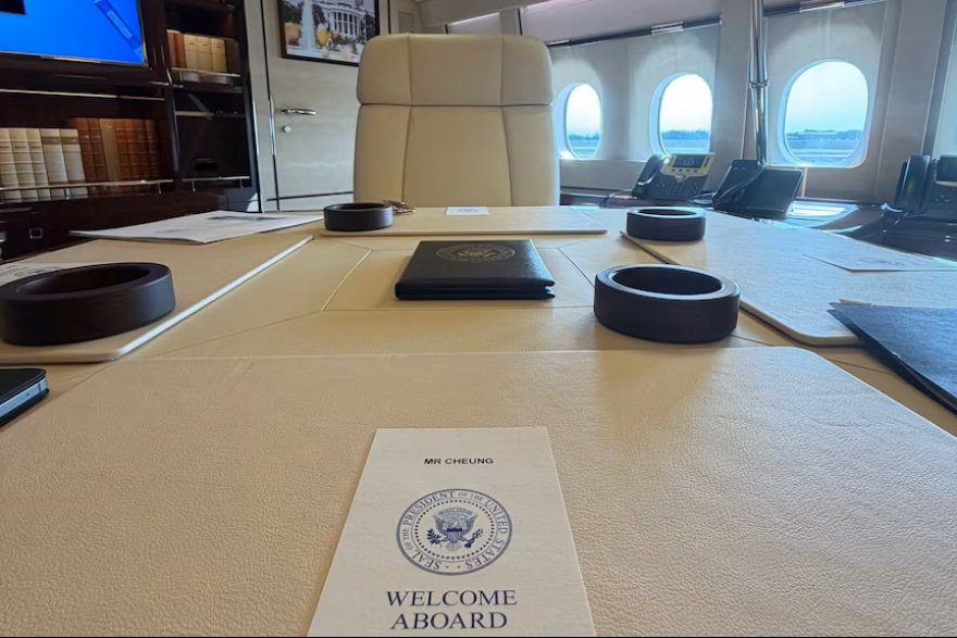 Ο Τραμπ πέταξε για πρώτη φορά με το νέο Air Force One: Οι εικόνες από το εσωτερικό του «ιπτάμενου παλατιού» των $400 εκατ.