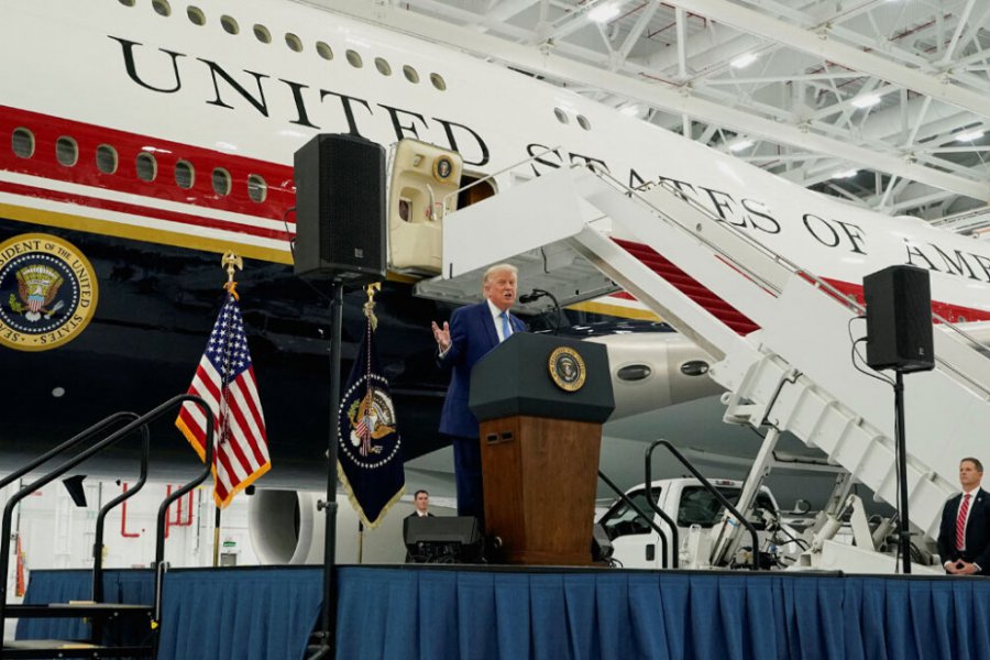 Δείτε πρώτη φορά το νέο Air Force One: Το εσωτερικό του «ιπτάμενου παλατιού» των $400 εκατ. - «Δεν υπάρχει άλλο σαν αυτό» είπε ο Αμερικανός πρόεδρος, απαντώντας στις επικρίσεις για το «δώρο του Κατάρ» - Περισσεύει η πολυτέλεια στο εσωτερικό του