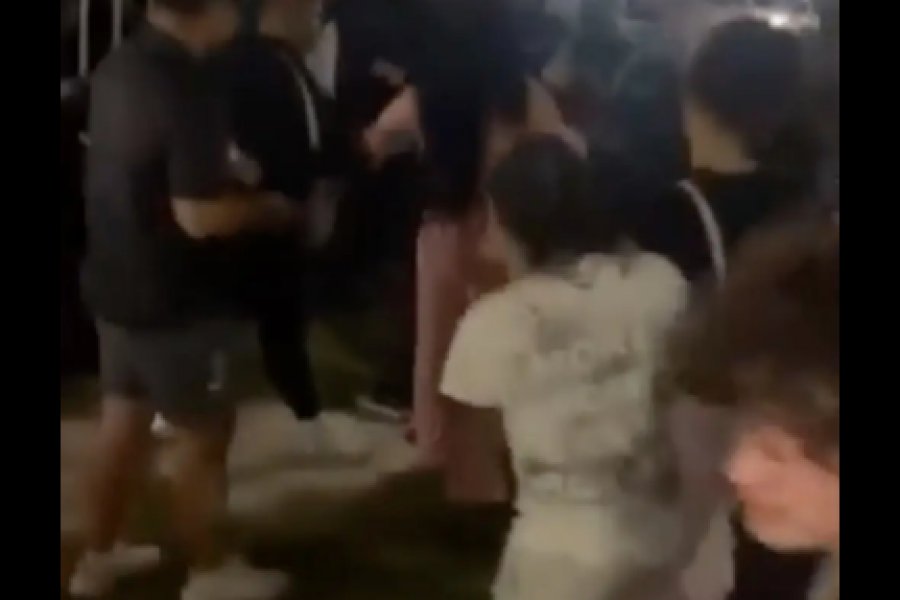 Όχλος επιτέθηκε σε φοιτήτριες του York College - Ξυλοκοπήθηκαν μέχρι αναισθησίας - Η βία ξέσπασε κατά τη διάρκεια παράνομου αγώνα δρόμου έξω από την πανεπιστημιούπολη, χωρίς μέχρι στιγμής να έχει γίνει καμία σύλληψη.
