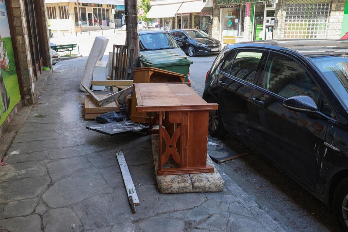Από φέρετρο μέχρι... βάρκα στα σκουπίδια της Θεσσαλονίκης: Τα πιο παράξενα αντικείμενα που μάζεψε ο δήμος