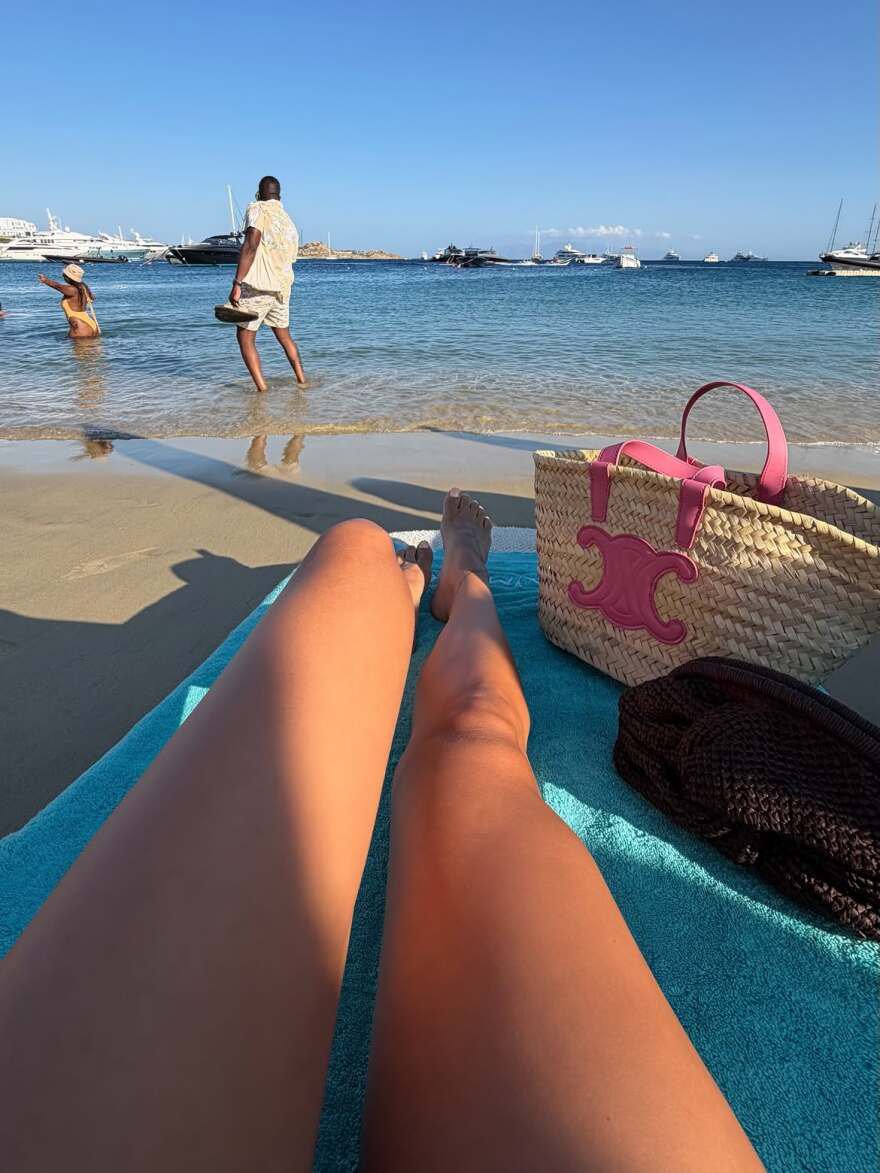 Οι φωτογραφίες της Αλεξάνδρας Παναγιώταρου με ροζ μπικίνι και καπέλο σε beach bar της Μυκόνου