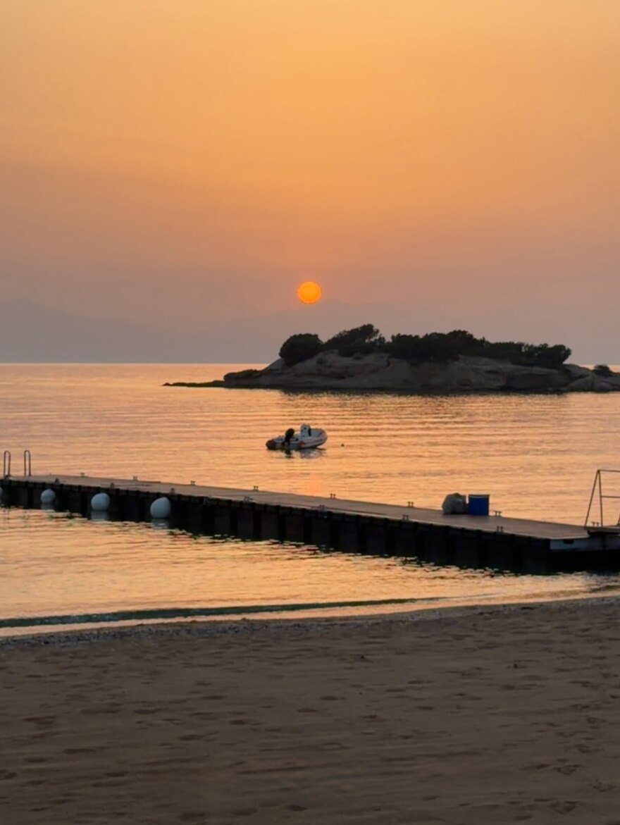 Οι πόζες της Χέιλι Μπίμπερ με μπικίνι από την παραλία και το φιλί στον γιο της: Η δεύτερη φάση του καλοκαιριού, έγραψε
