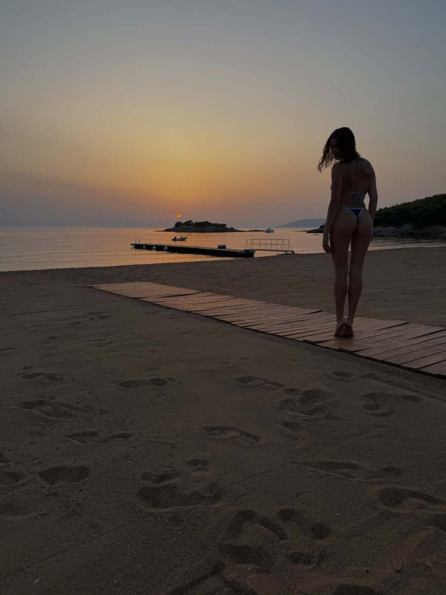 Οι πόζες της Χέιλι Μπίμπερ με μπικίνι από την παραλία και το φιλί στον γιο της: Η δεύτερη φάση του καλοκαιριού, έγραψε