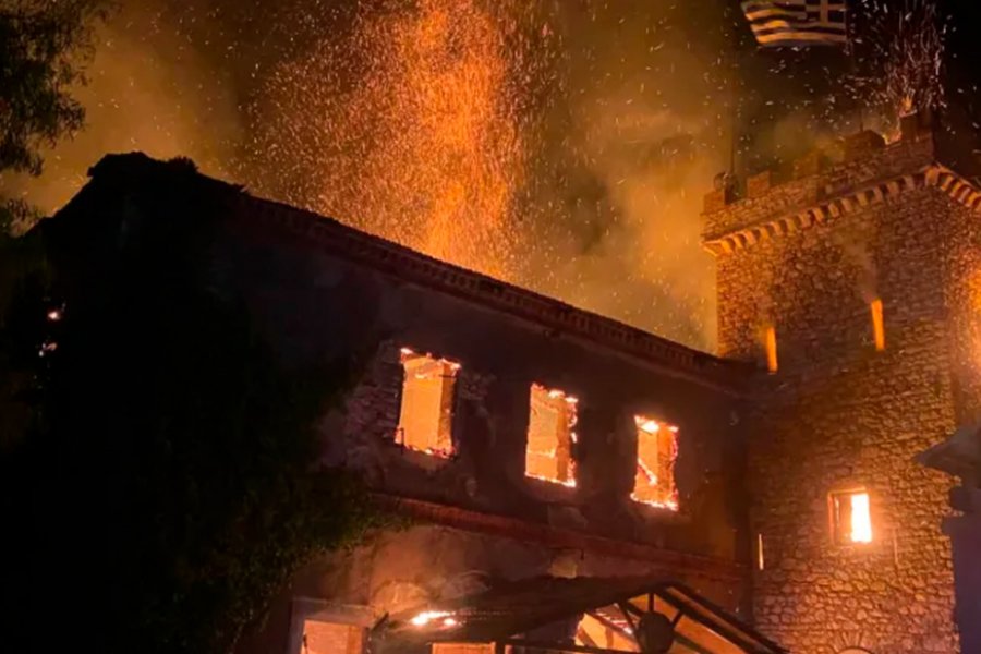 Ολοσχερής καταστροφή στο πέτρινο κτήριο της Achaia Clauss από φωτιά στην Πάτρα