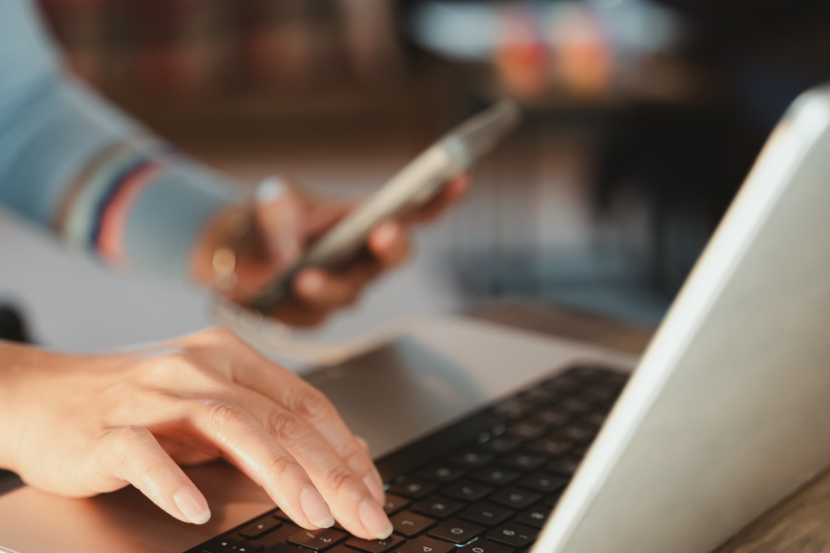 Το διαδίκτυο μας «καταπίνει»: Περνάμε 44 χρόνια μπροστά από τις οθόνες και πέντε χρόνια μόνο σε feeds, notifications και scrolling - Περνάμε πέντε φορές περισσότερο χρόνο στα social media απ` ό,τι σε πραγματικές κοινωνικές επαφές - Τι δείχνει μελέτη της Bank of America