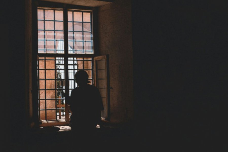 «Ως έφηβη είχα σχέση με έναν 37χρονο» ‑ Η αληθινή εξομολόγηση μιας σκοτεινής ιστορίας χειραγώγησης
