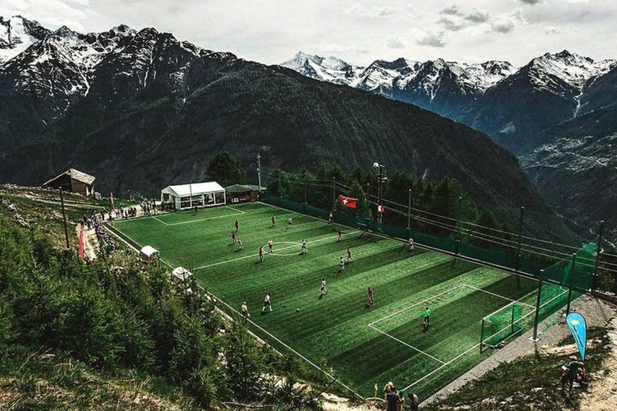 Το γήπεδο που οι παίκτες ανεβαίνουν με τελεφερίκ για να παίξουν