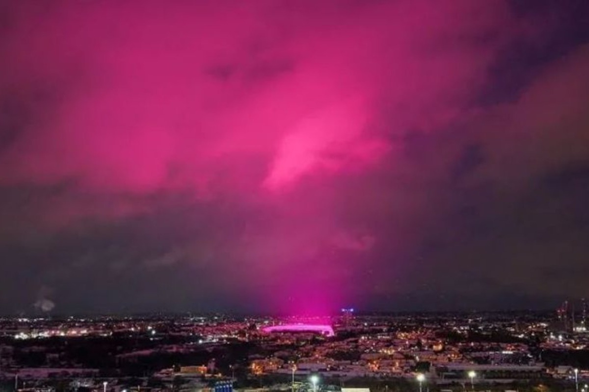 Γιατί βάφτηκε ροζ ο ουρανός στο Μπέρμιγχαμ: Λύθηκε το μυστήριο ‑ Εντυπωσιακές εικόνες