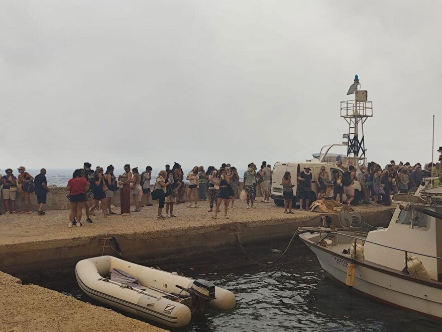 Πώς η Πυροσβεστική διέσωσε πολίτες στη μεγάλη φωτιά της Αττικοβοιωτίας, περισσότερα από 250 άτομα απομακρύνθηκαν δια θαλάσσης, φωτογραφίες και βίντεο