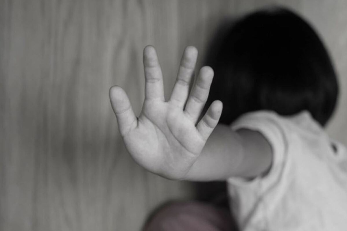 Μητέρα στον Βόλο κατηγορείται για εμπλοκή σε υπόθεση παιδικής ποpνογραφίας με θύμα την ανήλικη κόρη της - Η γυναίκα οδηγήθηκε ενώπιον της Δικαιοσύνης και ζήτησε και έλαβε προθεσμία για να απολογηθεί τη Δευτέρα