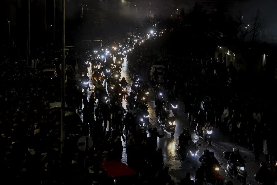 Τροχαίο στη Ρουμανία: Σε κλίμα οδύνης η άφιξη των σορών των οπαδών του ΠΑΟΚ στην Τούμπα - Η αυτοκινητοπομπή έφτασε λίγο μετά τις 19:30 στο γήπεδο