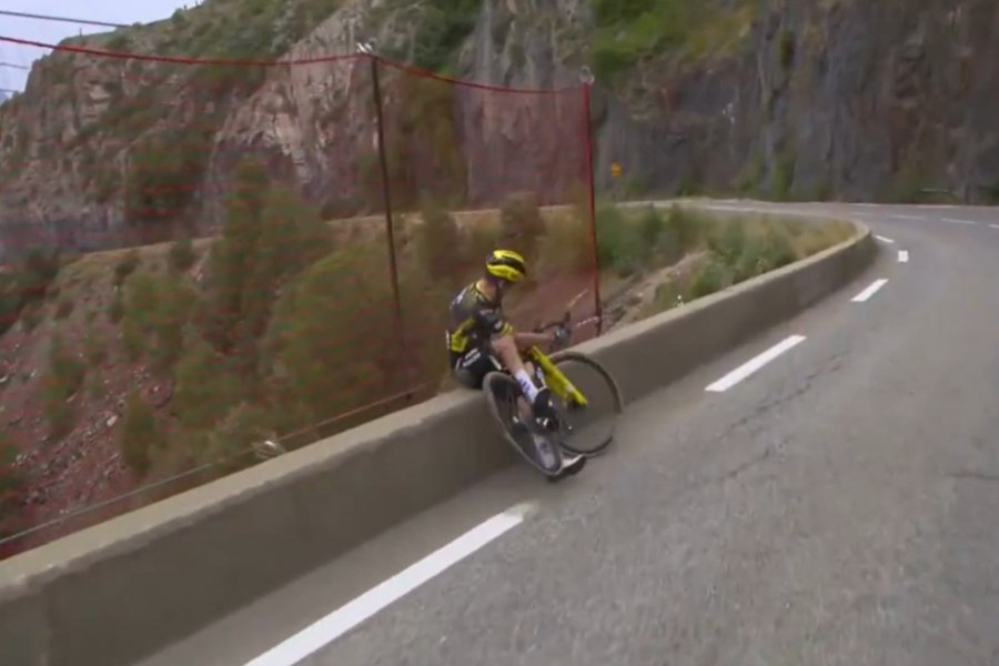 Παρά τρίχα τραγωδία στο Tour de France: Αθλητής σώθηκε από πτώση σε γκρεμό για λίγα εκατοστά , δείτε βίντεο - Νωρίτερα ο ίδιος αθλητής είχε πέσει, όταν γλίστρησε μέσα σε ένα σκοτεινό και βρεγμένο τούνελ