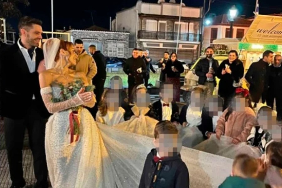 Ο πιο αξιολάτρευτος γάμος: Νηπιαγωγός στη Κομοτηνή παντρεύτηκε με παρανυφάκια τους 20 μαθητές της