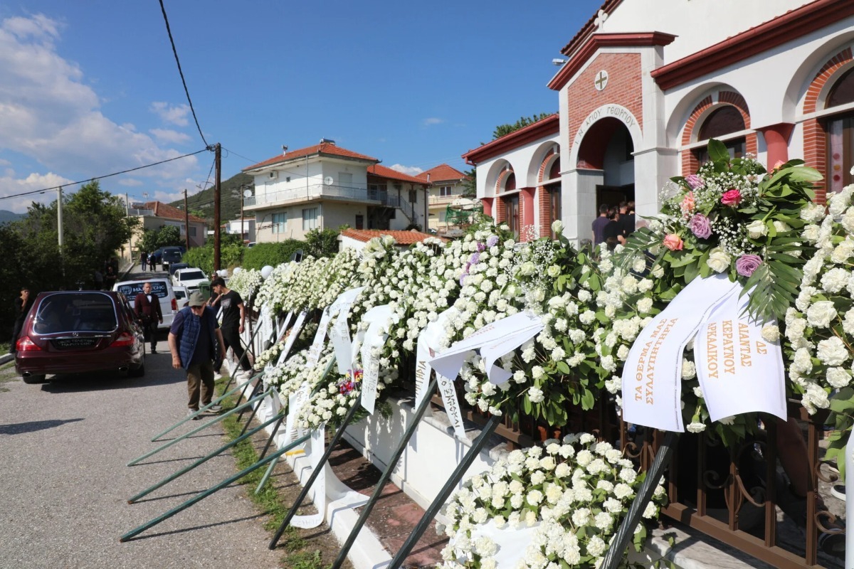 Παρασκευάς Αντζας: Σε κλίμα συγκίνησης η κηδεία - Συντετριμμένοι πρώην συμπαίκτες και φίλοι - Ο Παρασκευάς Αντζας έφυγε από τη ζωή σε ηλικία 49 ετών