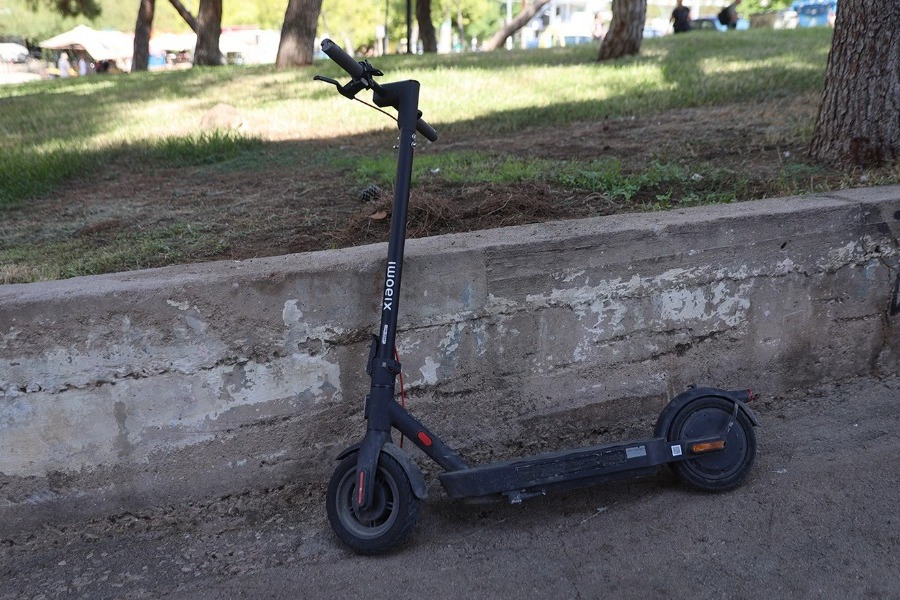 Παρέσυρε και τραυμάτισε με πατίνι καρκινοπαθή γυναίκα στη Λάρισα: Ψάχνει τις κάμερες η κόρη της - Αναλυτικά η καταγγελία