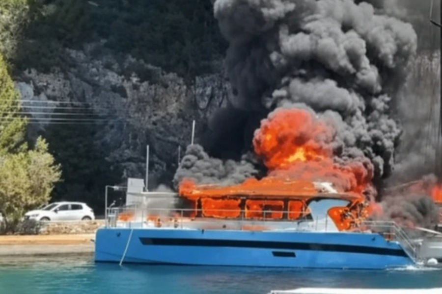 Παξοί: Ο καπετάνιος-ήρωας που έσωσε τους τουρίστες πριν βουτήξει στη θάλασσα – Η δραματική προσπάθεια να σβήσει τη φωτιά - Ο καπετάνιος απομάκρυνε εγκαίρως τέσσερις τουρίστες από καταμαράν που τυλίχθηκε στις φλόγες στο λιμάνι του Γαΐου και στη συνέχεια βούτηξε στη θάλασσα