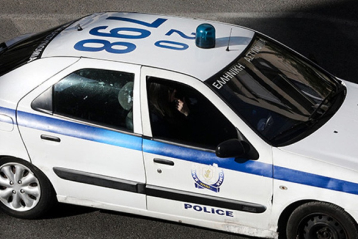 Συνελήφθησαν τέσσερα άτομα που επιτέθηκαν και παρέσυραν με το ΙΧ τους τρανς γυναίκα στην Καλλιθέα - Προέβησαν σε υβριστικές επιθέσεις σε βάρος της, ενώ παράλληλα της έριξαν αυγά και αντικείμενα - Την επόμενη ημέρα επέστρεψαν και την παρέσυραν με το ό