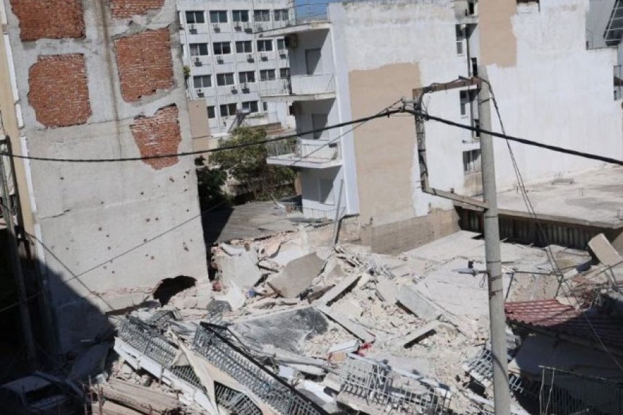 Πετράλωνα: Δεν προχωρά η πραγματογνωμοσύνη λόγω διαφωνίας για το ποιος θα απομακρύνει τα μπάζα - Σύμφωνα με πληροφορίες, μέχρι και σήμερα δεν έχει αποσαφηνιστεί ποιος φορέας αναλαμβάνει την απομάκρυνση των συντριμμιών, με αποτέλεσμα να έχει «παγώσ