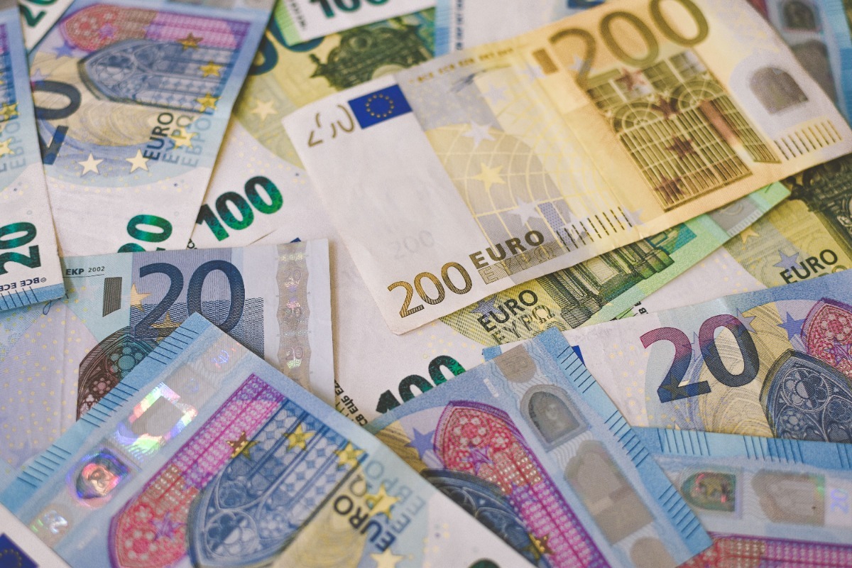 Παραλία γέμισε πακέτα με 700.000 ευρώ - λουόμενοι έτρεξαν να τα μαζέψουν - Οι επιβαίνοντες σε ταχύπλοο έριξαν τα χρήματα στη θάλασσα μόλις πλησίασε η ακτοφυλακή - Σε εξέλιξη έρευνα για την προέλευσή τους
