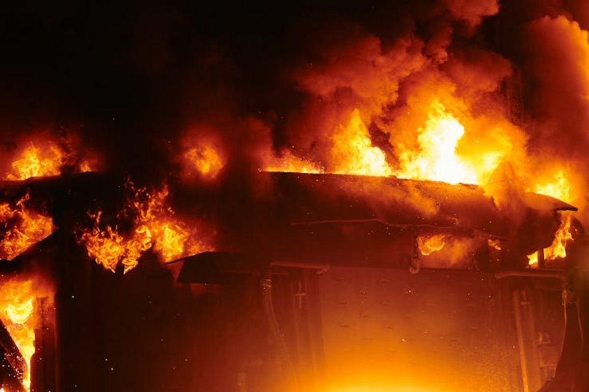 Πάτρα: Αυτοκίνητο τυλίχθηκε στις φλόγες ενώ βρισκόταν εν κινήσει